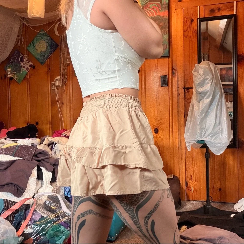 Beige Ruffled Shorts size M - Picture 4 of 8